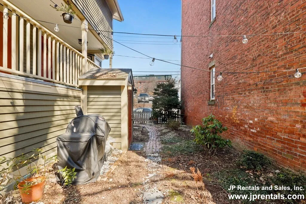 19 Norfolk St, Roxbury