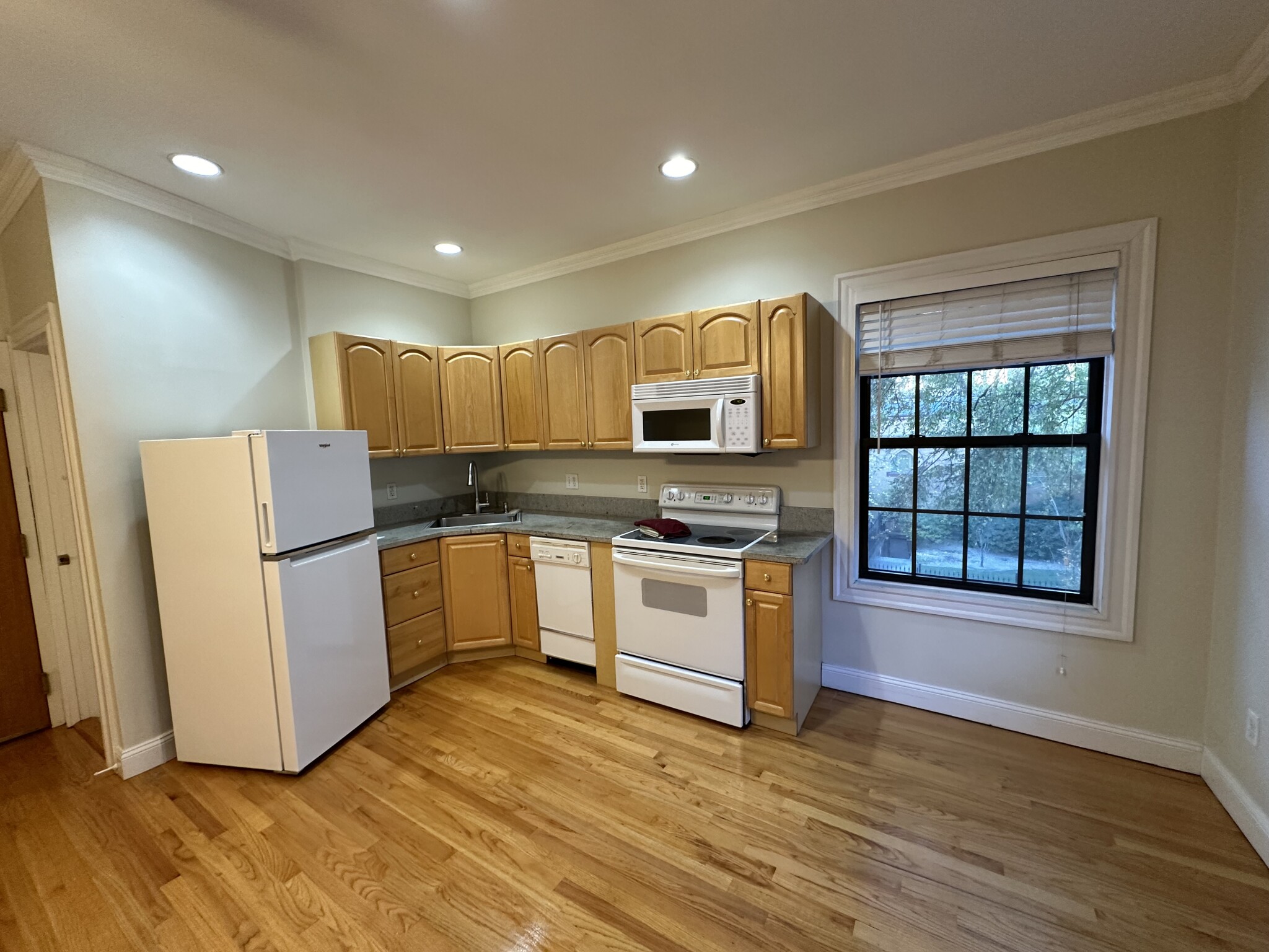 Studio bed, 1 bath apartment for rent at 57 Gainsborough St Unit 4, Fenway — photo 3 of 8