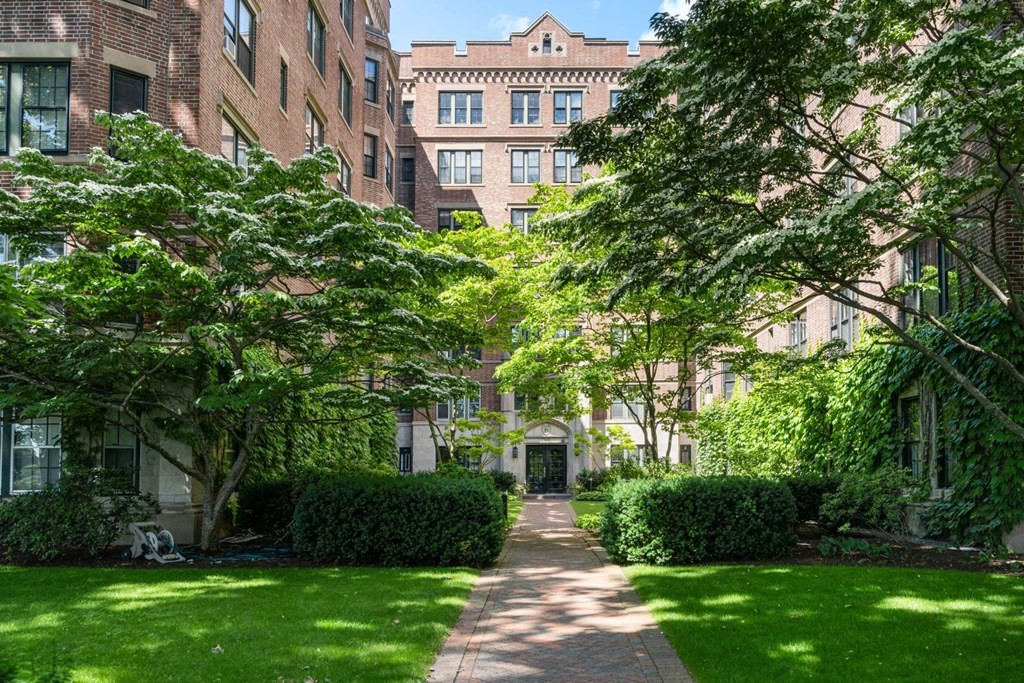 988 Memorial Dr, Harvard Square