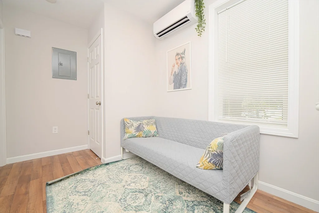23 Warwick, Roxbury