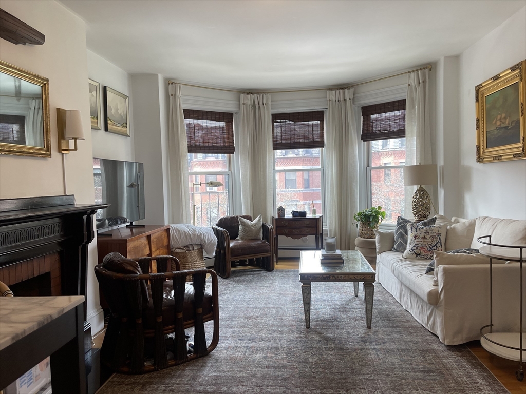 218 Newbury St, Back Bay