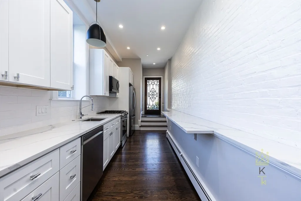 85 Regent St, Roxbury