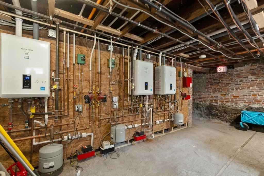 39 W Walnut St, Roxbury