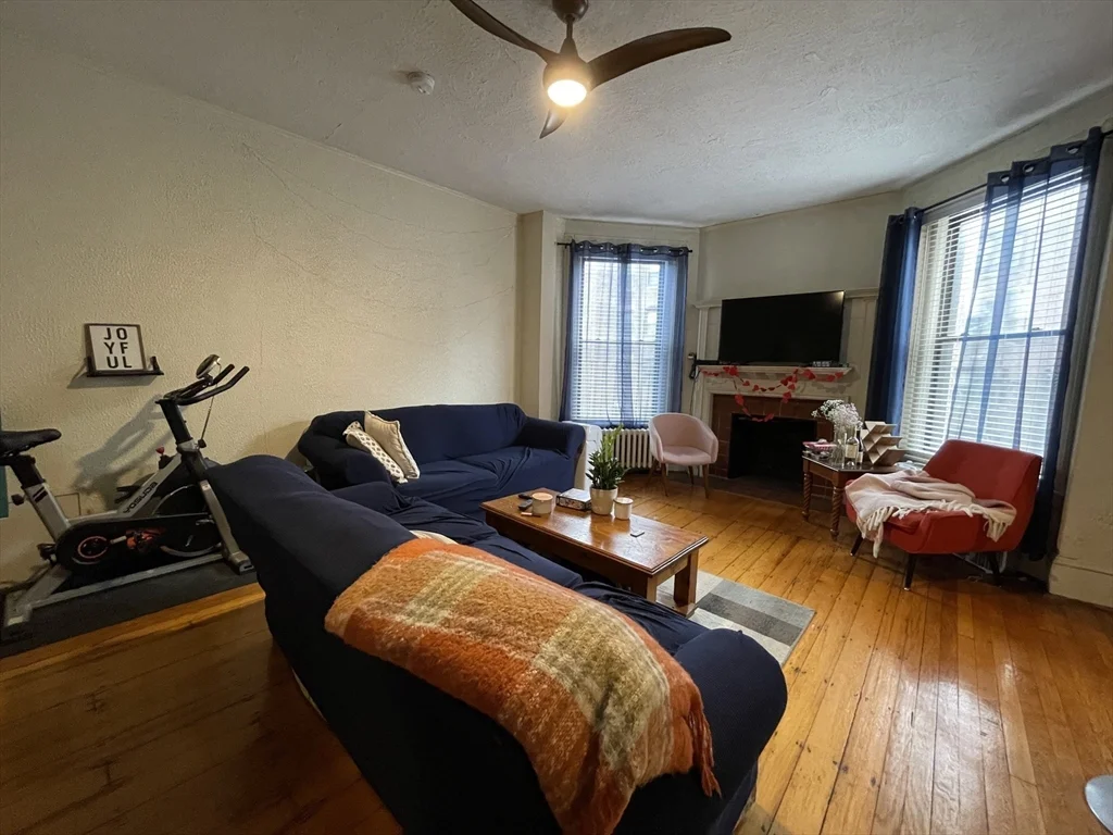 914 Beacon St, Fenway