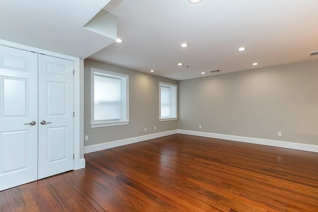 120 W 7th St, South Boston