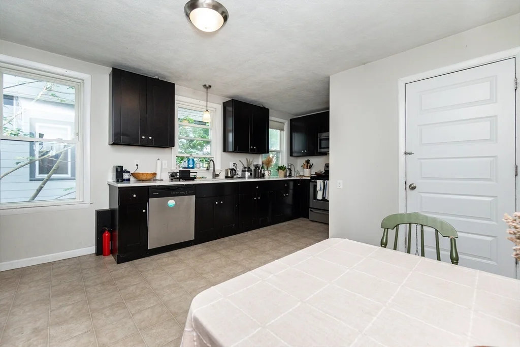 24 Aberdeen Rd, Powder House Square