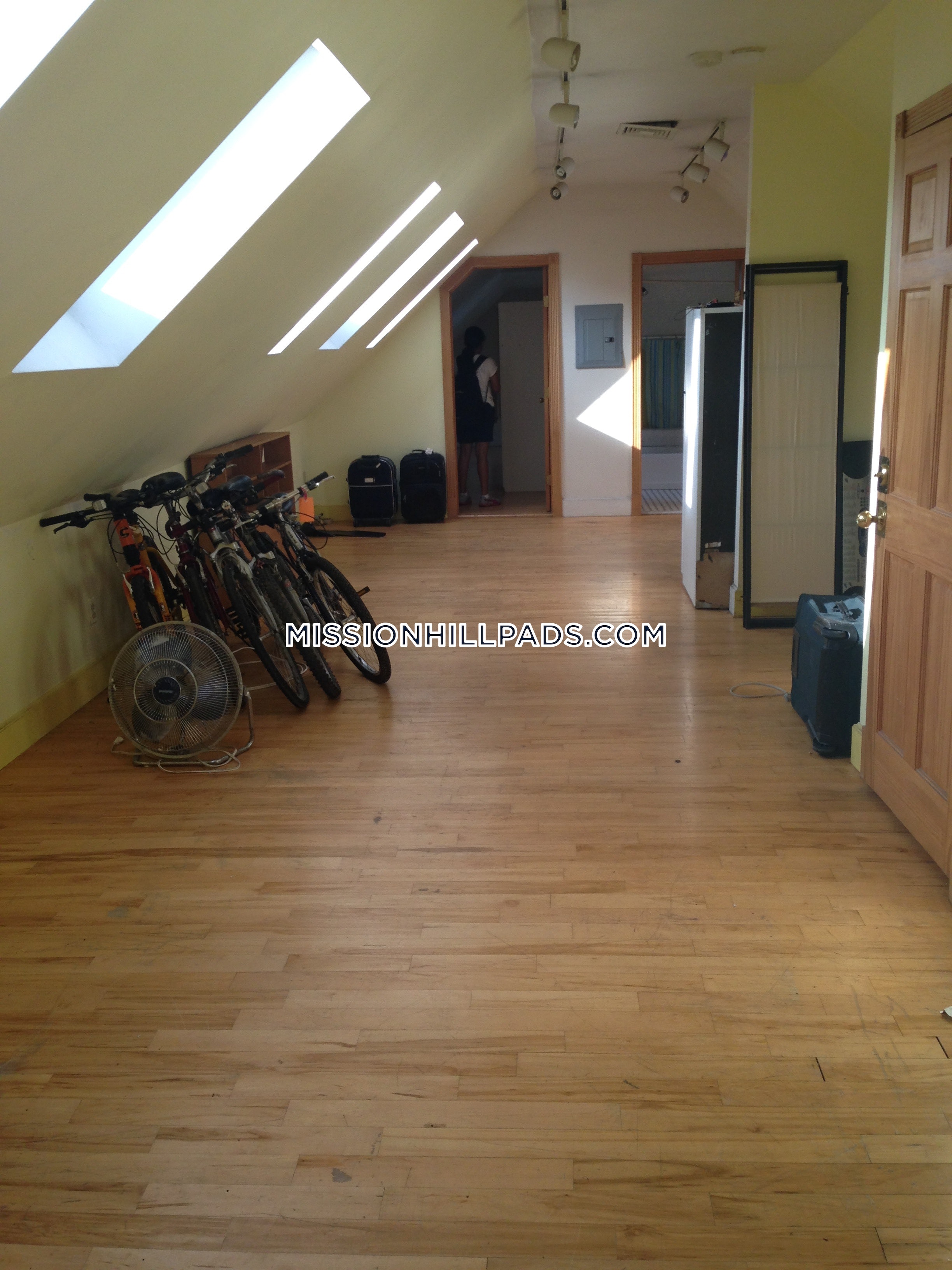 2 bed, 1 bath apartment for rent at 89 Hillside St Unit 4, Mission Hill — photo 3 of 15