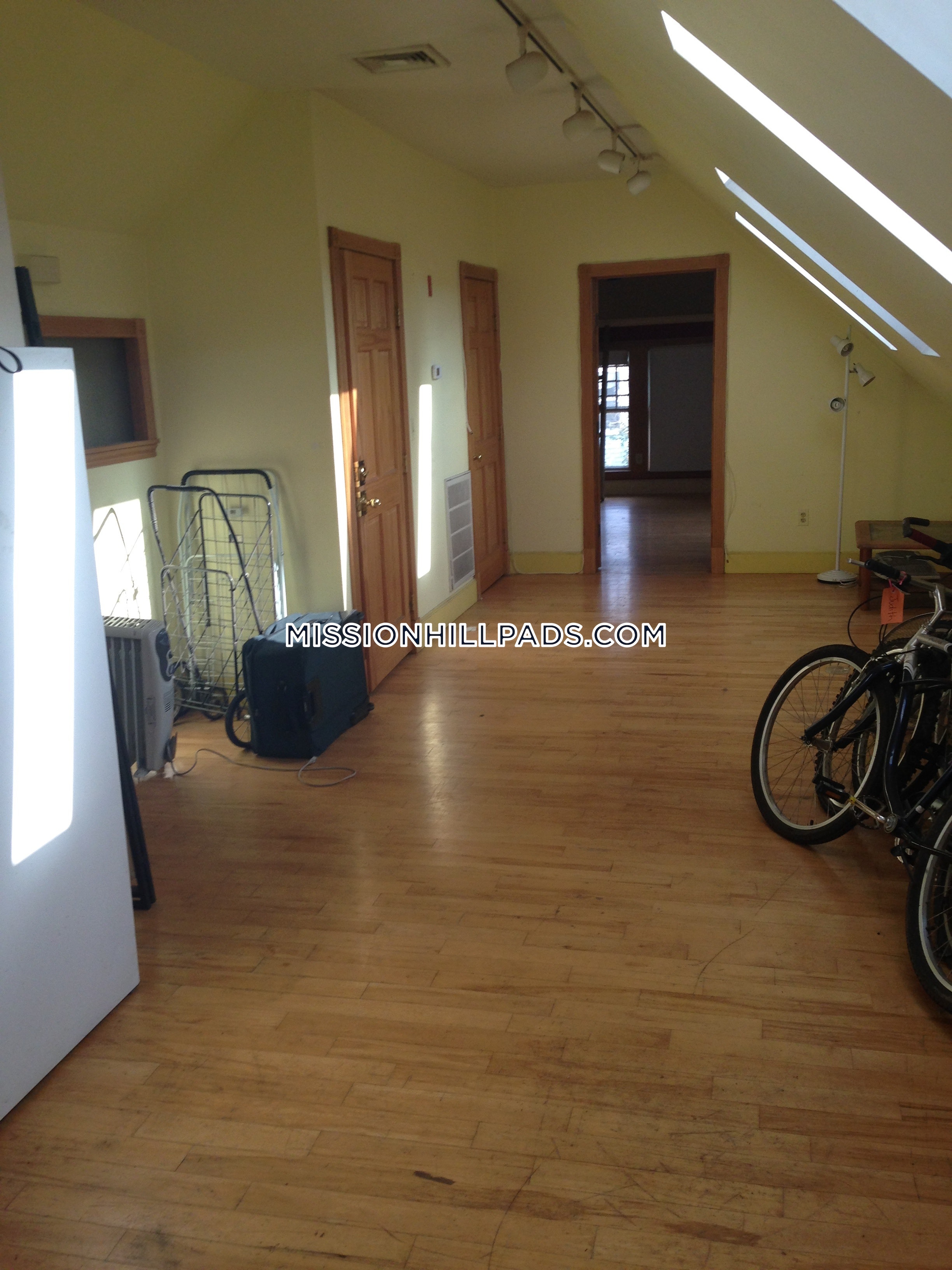 2 bed, 1 bath apartment for rent at 89 Hillside St Unit 4, Mission Hill — photo 4 of 15