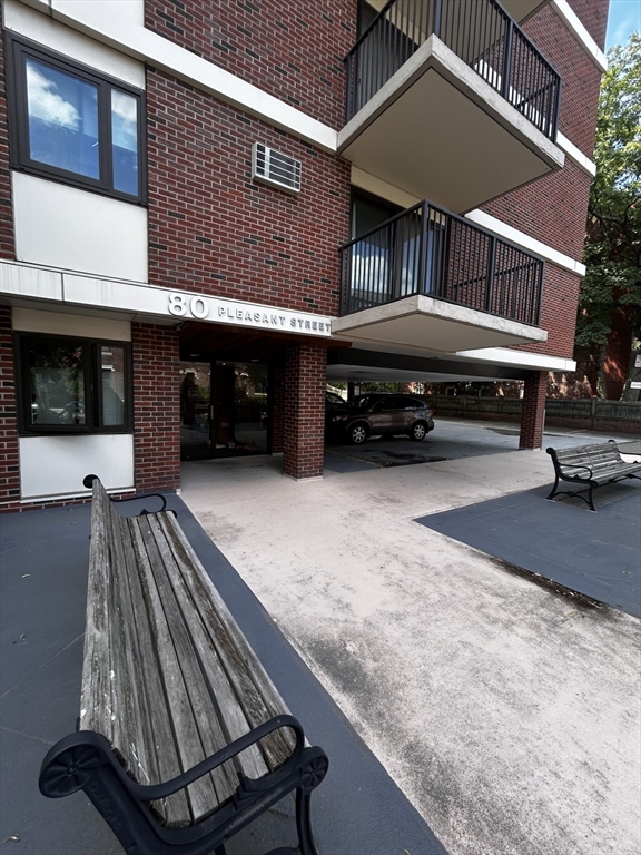 80 Pleasant St, North Brookline