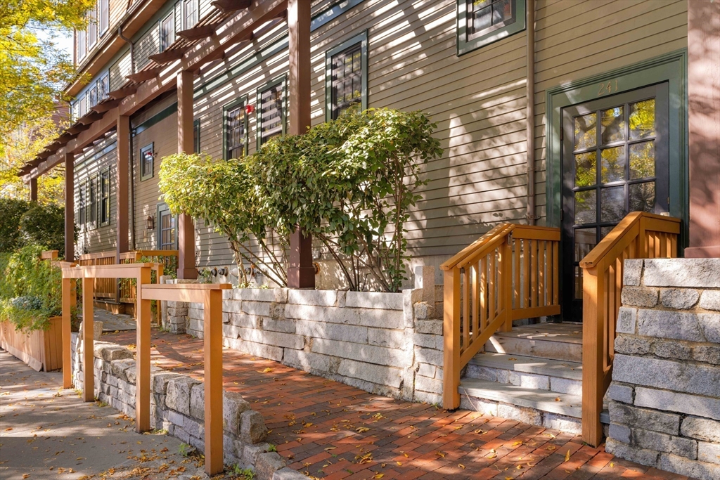 241 River St, Riverside