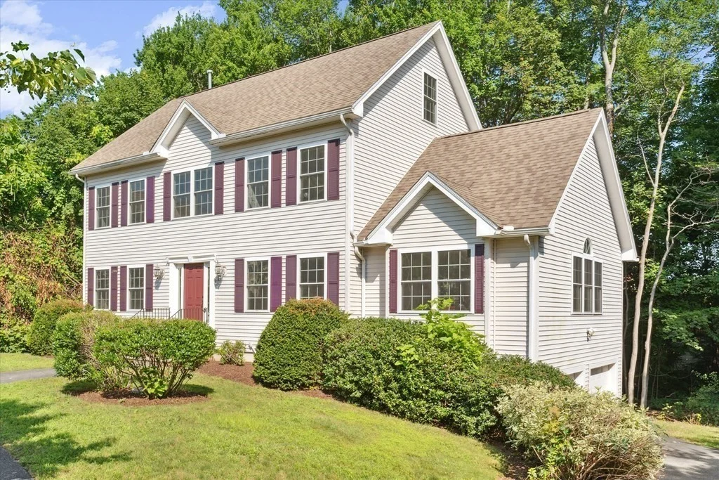 19 Benjamin Ln, Reading