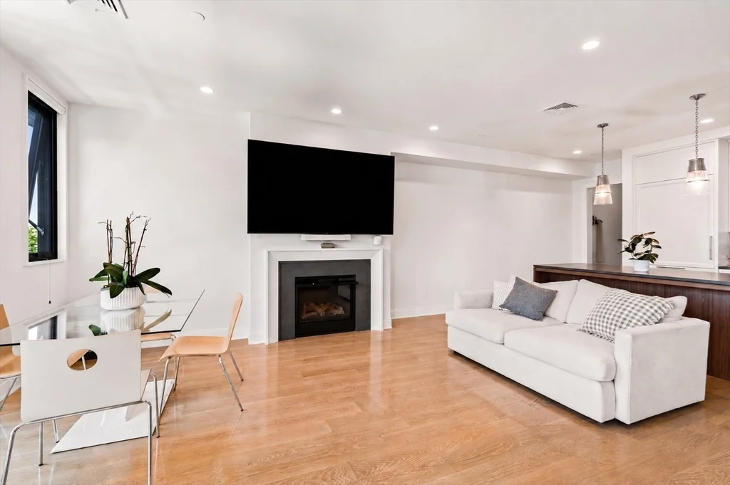 100 Linden St, Wellesley