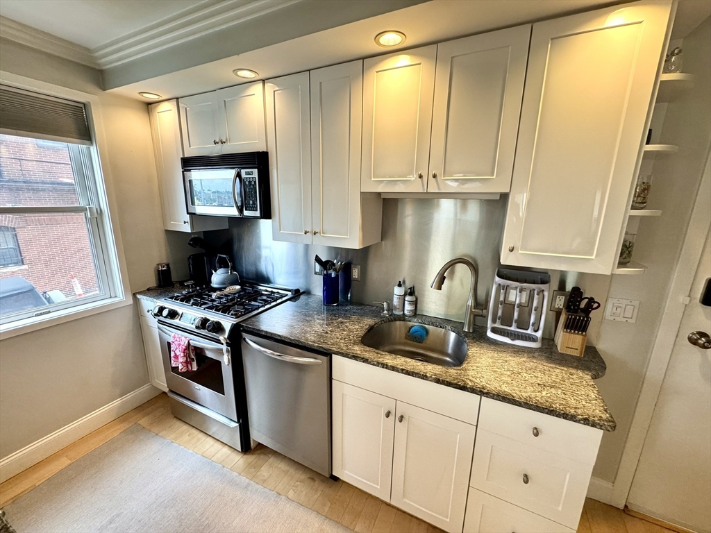 560 Commercial St, North End