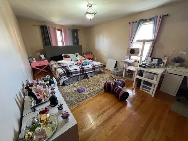 1657 Meridian St, Fall River