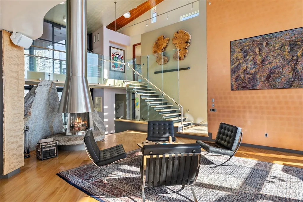 370 Summer St, Manchester