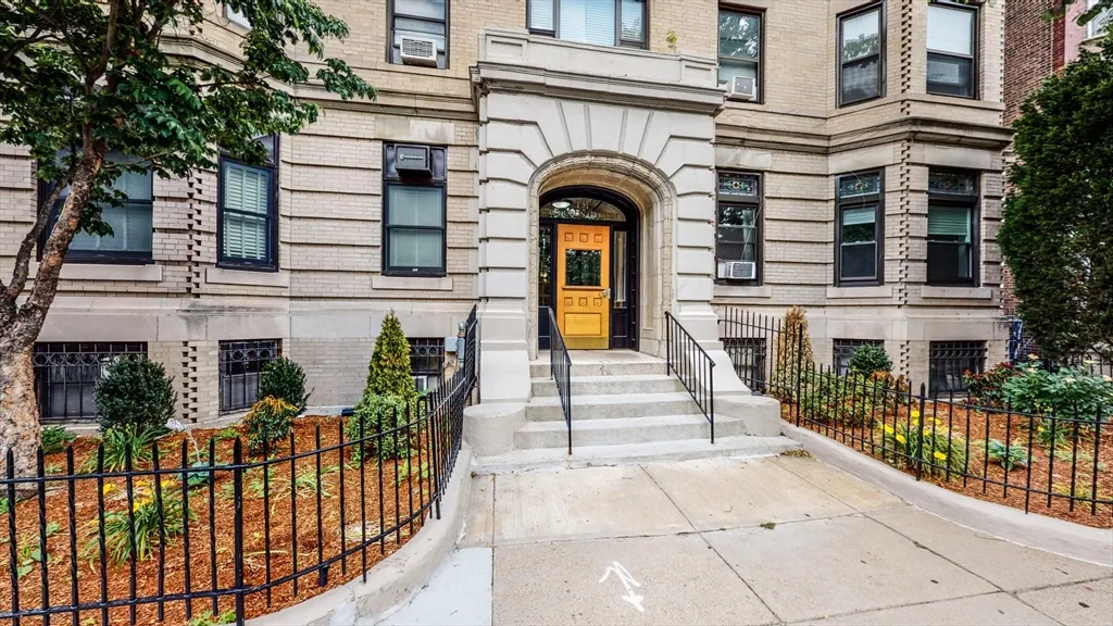 137 Peterborough St, Fenway