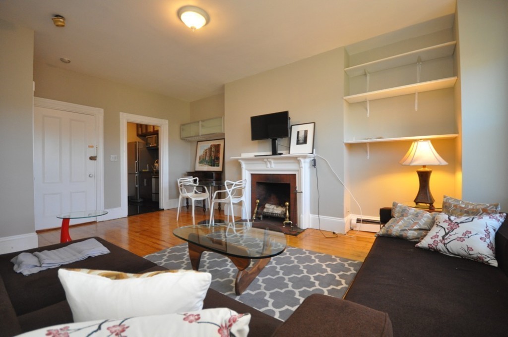 218 Newbury St, Back Bay