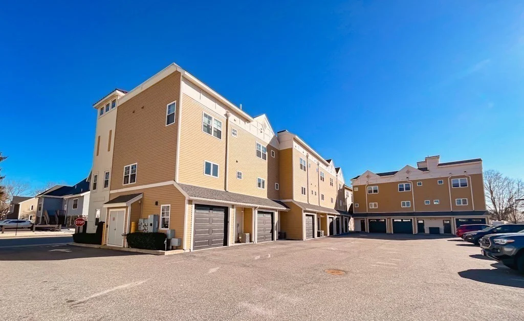 2 N Main St, Mansfield