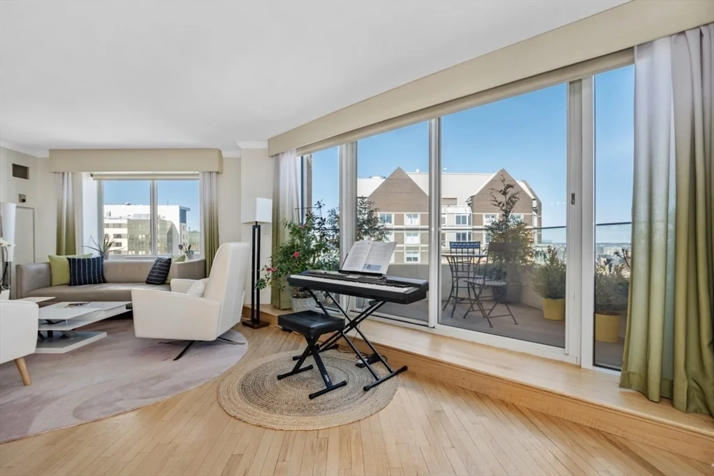 8 Museum Way, East Cambridge