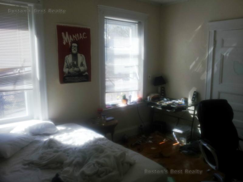 3 bed, 1 bath apartment for rent at 154 Thorndike St Unit 1, Coolidge Corner — photo 2 of 5