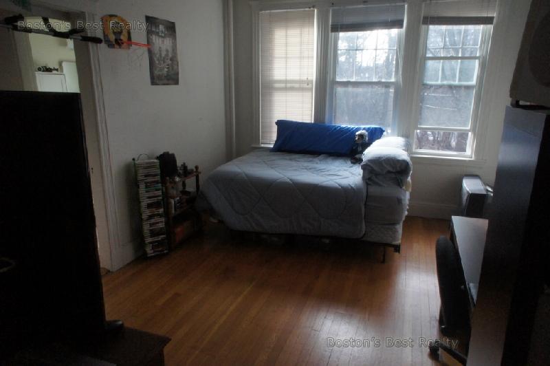 Studio bed, 1 bath apartment for rent at 32 Sidlaw Rd Unit 12, Brighton — photo 1 of 4