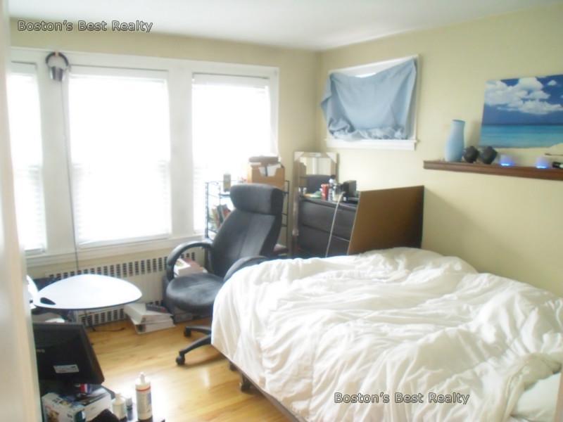 5 bed, 2 bath apartment for rent at 23 Woodstock Ave Unit 2, Brighton — photo 2 of 9