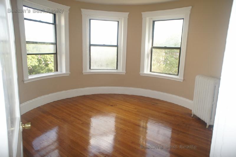 4 bed, 1 bath apartment for rent at 1325 Commonwealth Ave Unit 2, Allston — photo 2 of 7