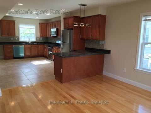 5 bed, 3 bath apartment for rent at 87 Linden St Unit 3, Allston — photo 2 of 6