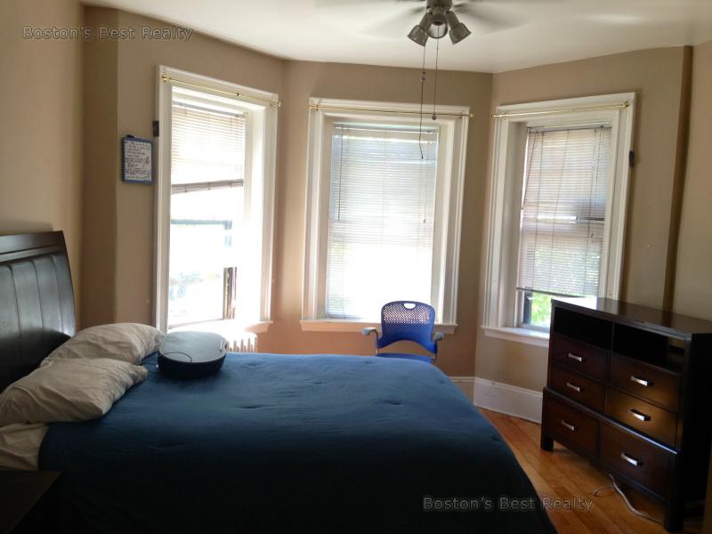 3 bed, 1 bath apartment for rent at 1157 Commonwealth Ave Unit 5, Allston — photo 2 of 6