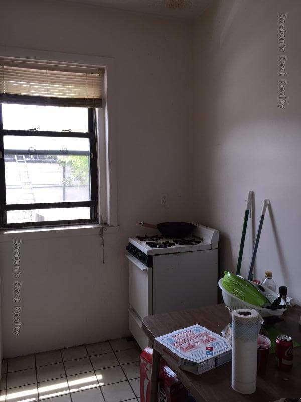 1 split bed, 1 bath apartment for rent at 31 Saint Lukes Rd Unit 3, Allston — photo 4 of 4