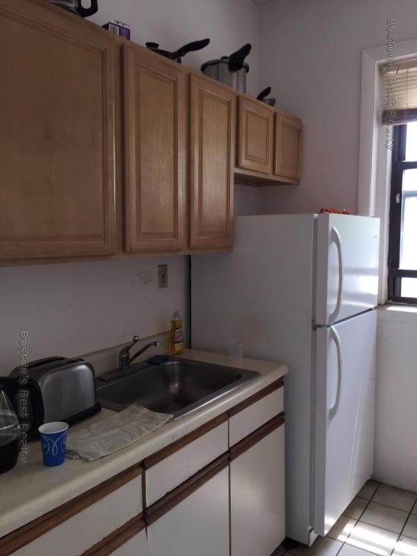 1 split bed, 1 bath apartment for rent at 31 Saint Lukes Rd Unit 3, Allston — photo 1 of 4