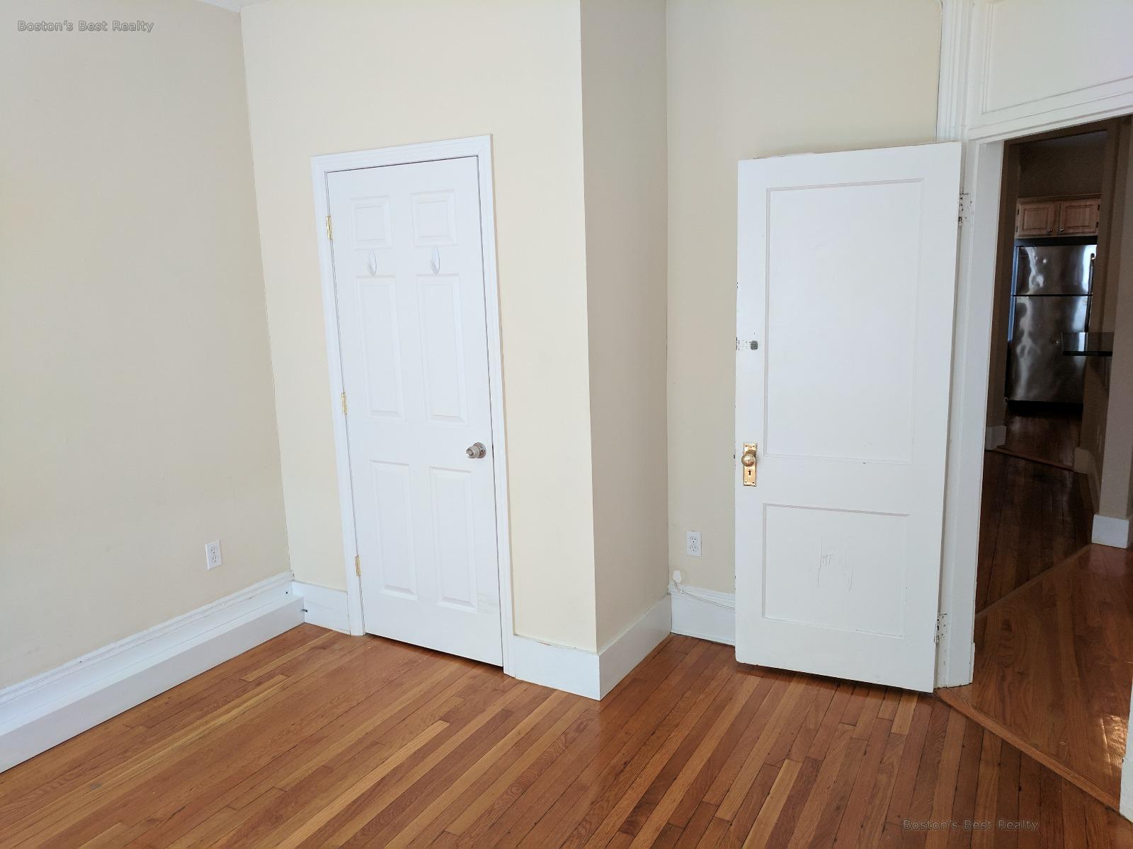 4 bed, 1 bath apartment for rent at 1325 Commonwealth Ave Unit 2, Allston — photo 6 of 7