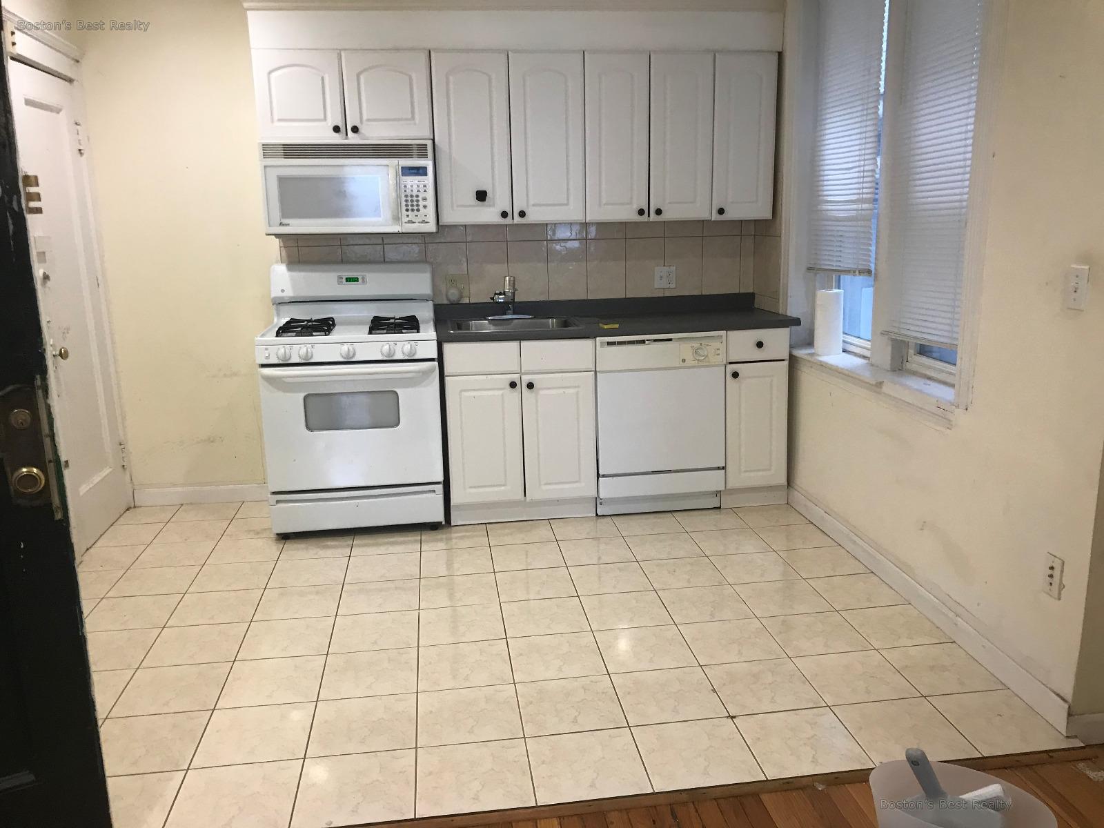 1 split bed, 1 bath apartment for rent at 17 Lothian Rd Unit 101, Brighton — photo 1 of 8