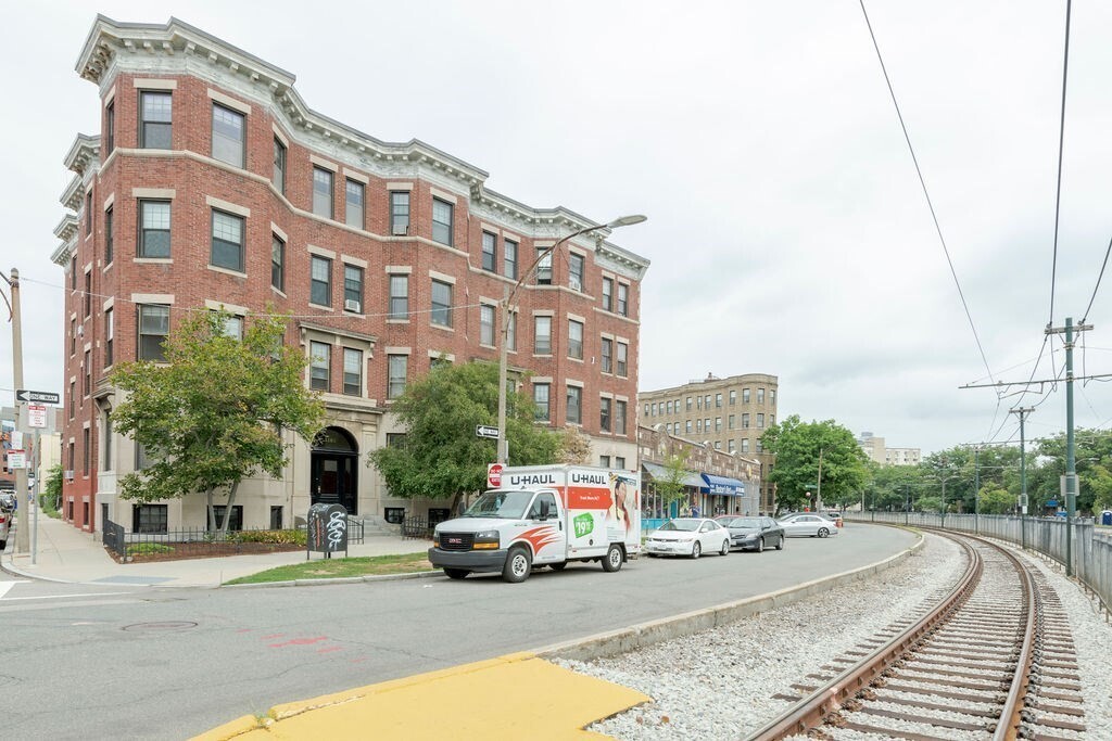 3 bed, 1 bath apartment for rent at 1161 Commonwealth Ave Unit 3, Allston — photo 9 of 9