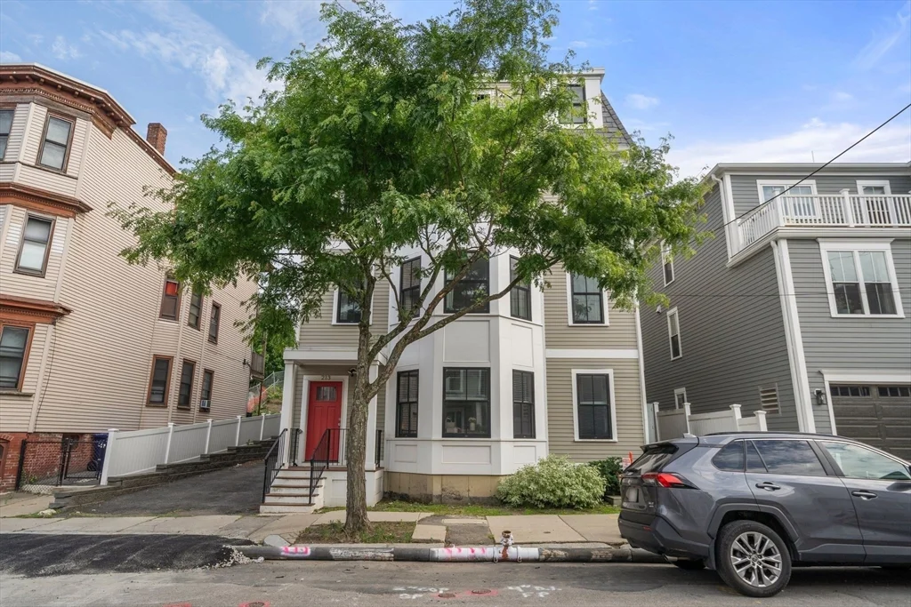 213 E Eagle St, East Boston