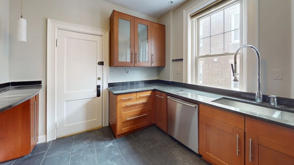 79 Thatcher St, Coolidge Corner