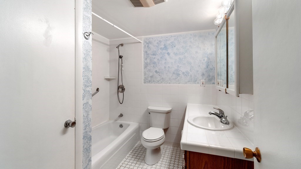 1 bed, 1 bath apartment for rent at 44 Broadlawn Park Unit 21, Back Bay — photo 7 of 10