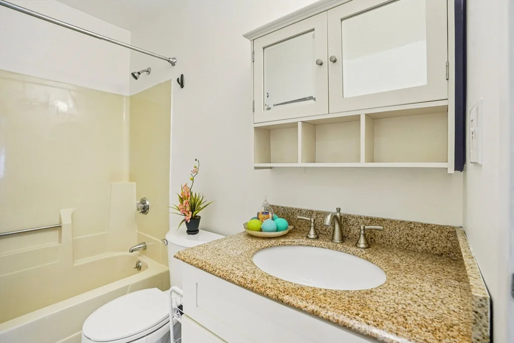 35 Desmoines Rd, Quincy