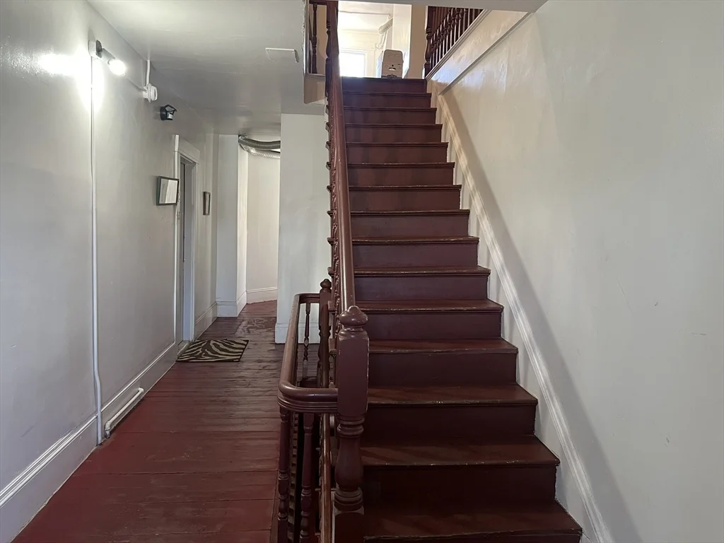 272 Front St, Manchester