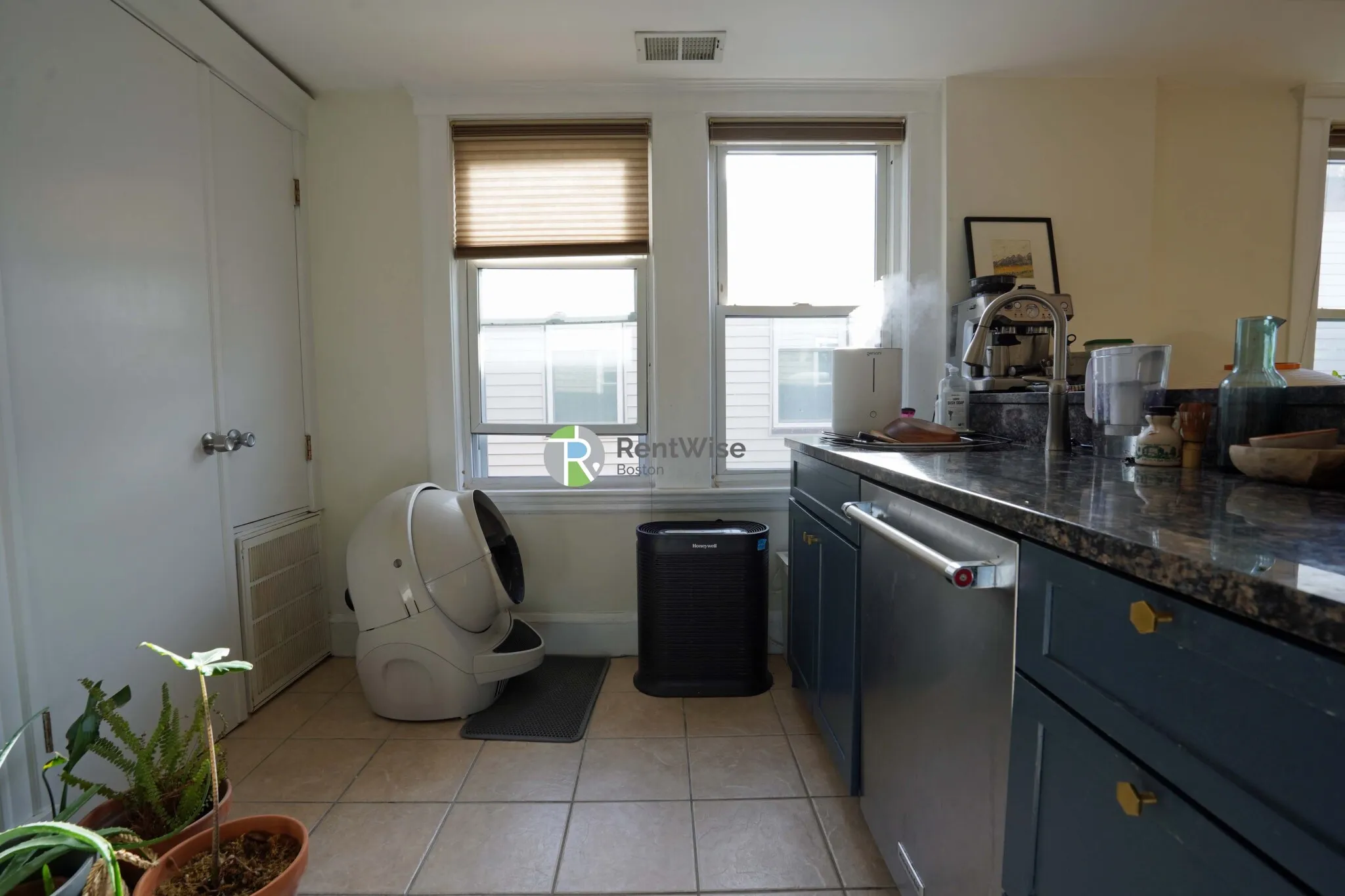 238 Hyde Park Ave, Jamaica Plain