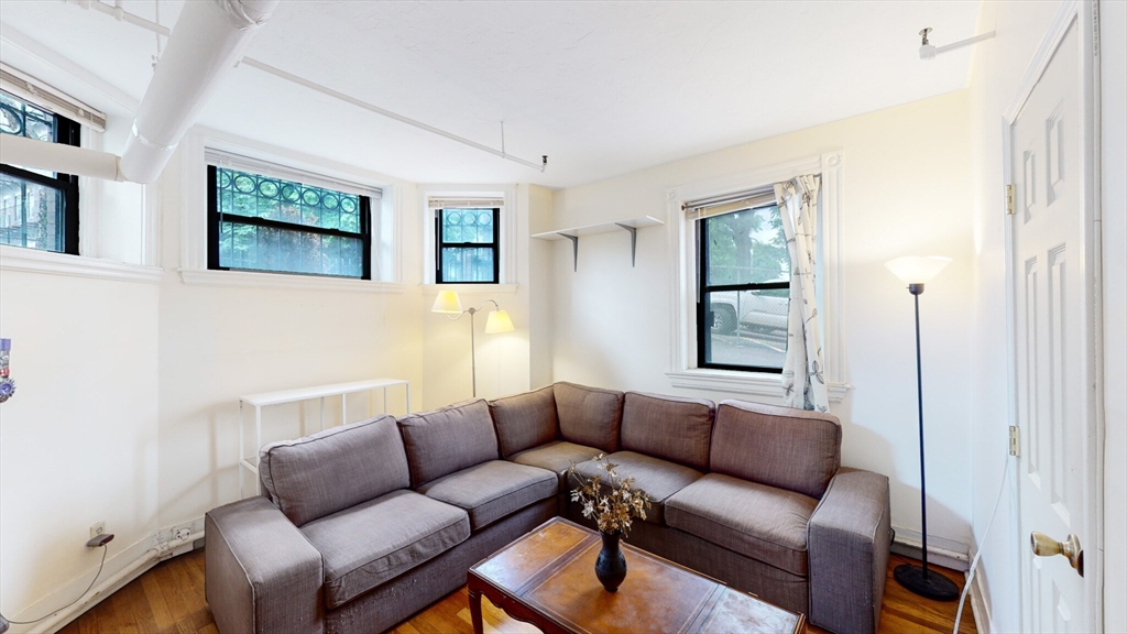 137 Peterborough St, Fenway