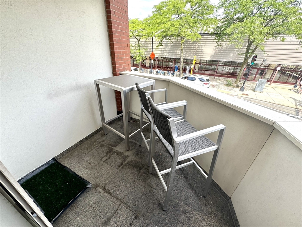 560 Commercial St, North End