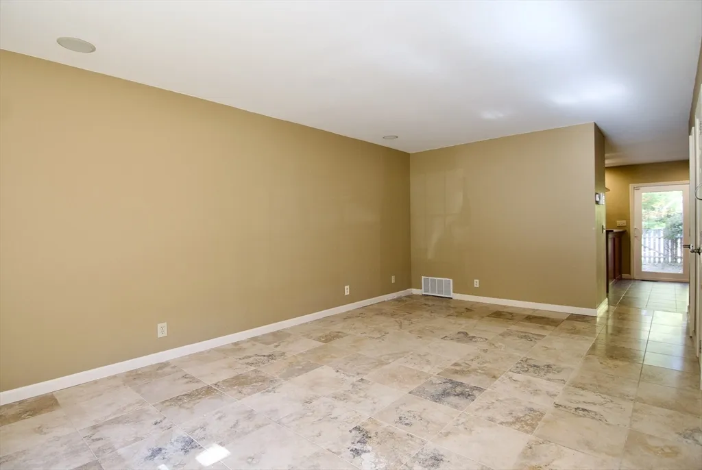 20 Smithfield Ct, Forest Park