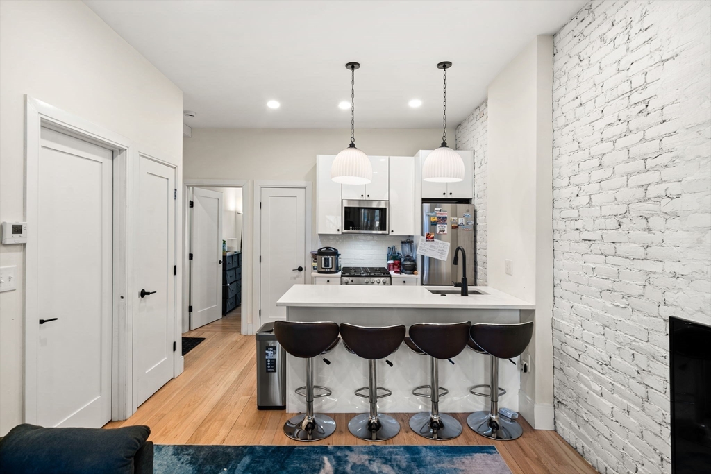 308 Saratoga St, Boston