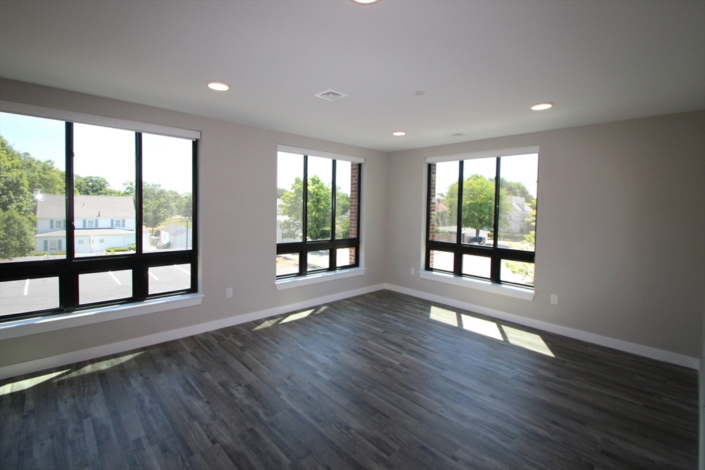 629 Washington St, Whitman