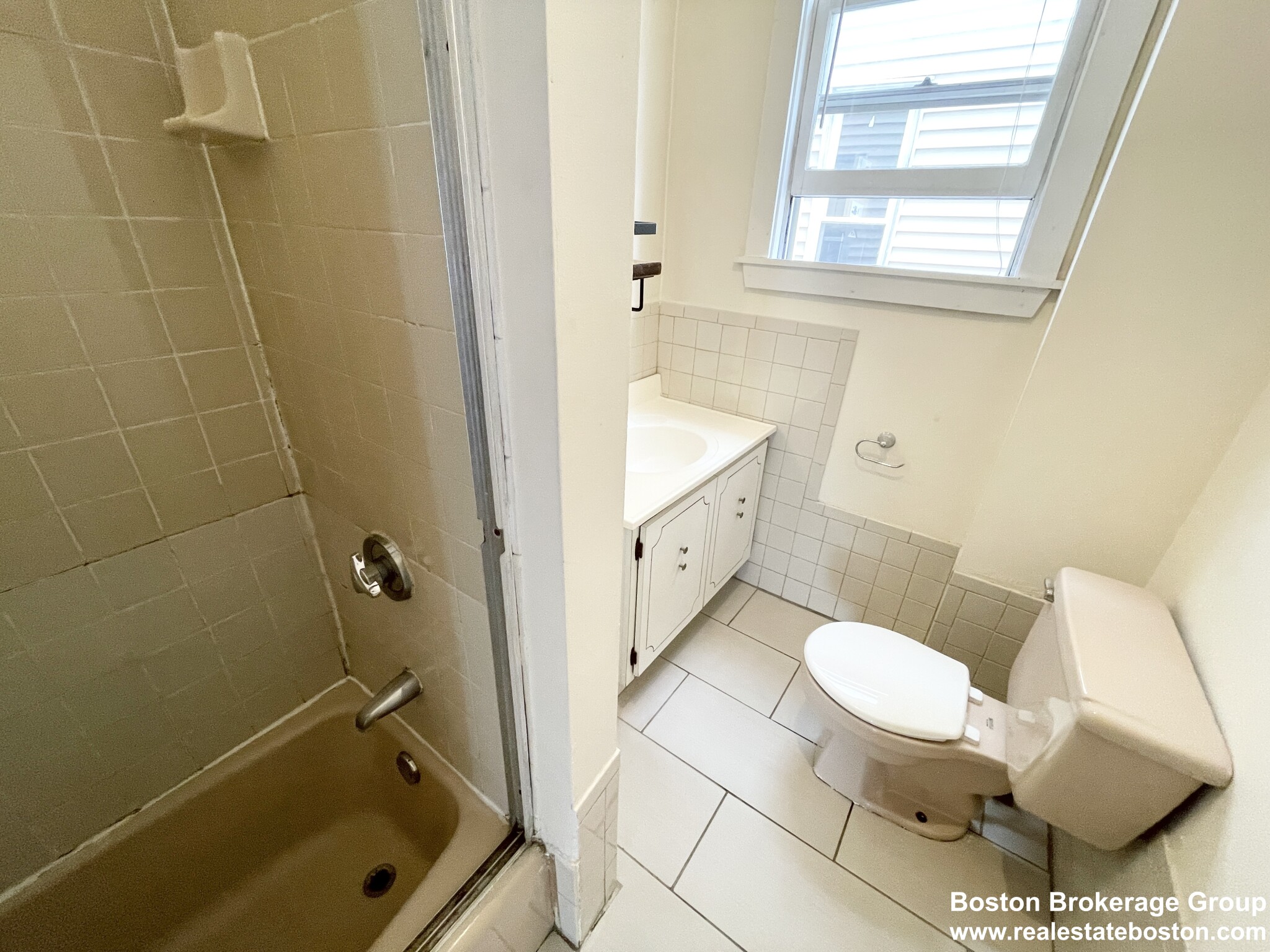 4 bed, 1 bath apartment for rent at 45 Crescent Ave Unit 2, Dorchester — photo 3 of 3