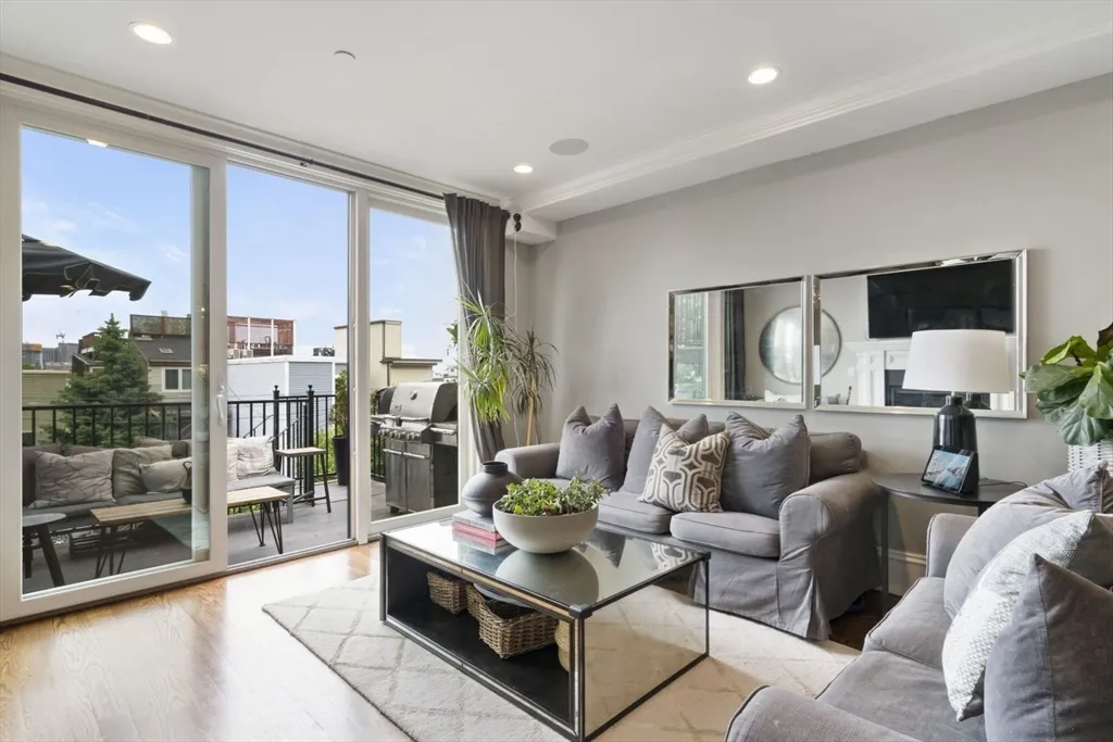 532 East Broadway, South Boston