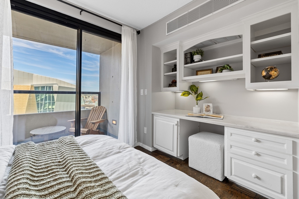 85 E India Row, Waterfront