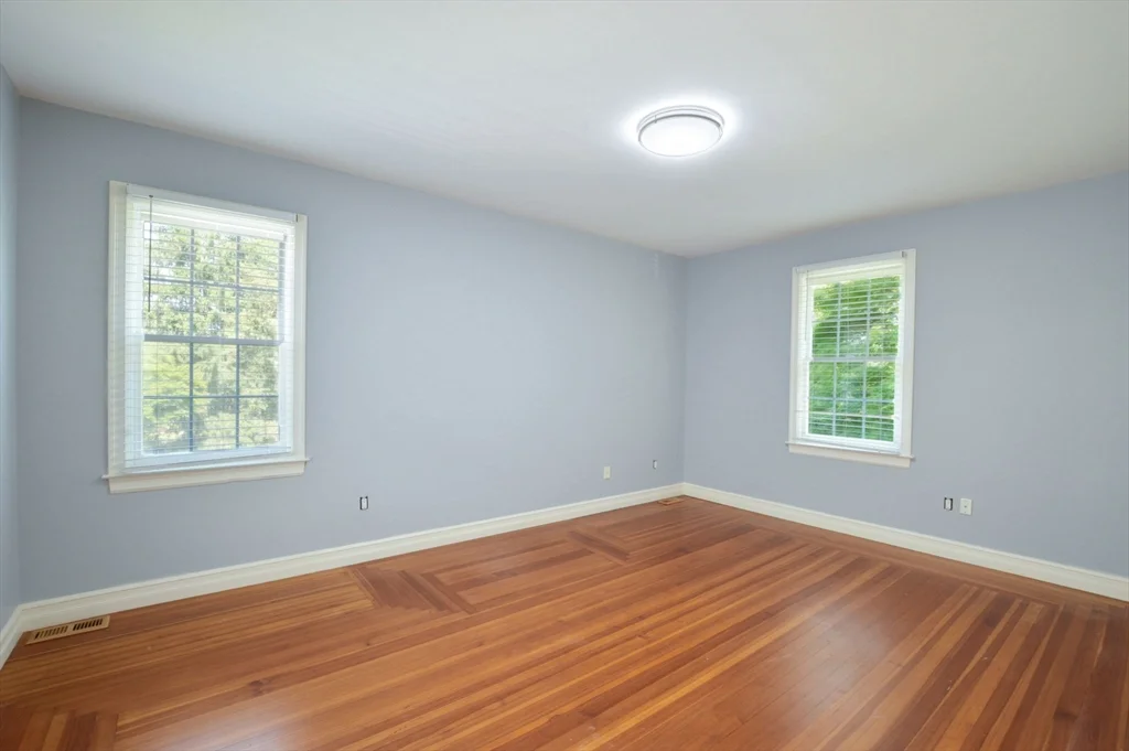 66 Tucker Ln, Dartmouth