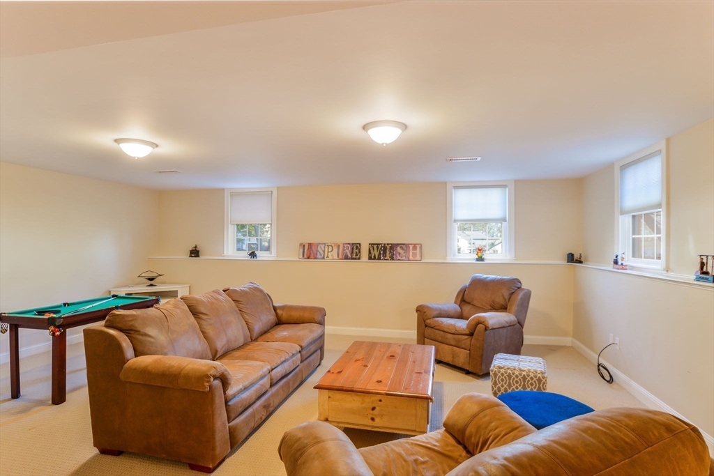 1 Puddingstone Ln, Acoaxet